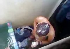 فاحشه جوان در شلوارهای تنگ لخت بیدمشک او را در ریخته فیلمهای سسکی گری