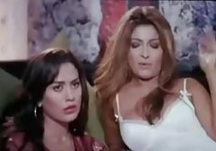 فاحشه در دهان او کیرمصنوعی است و کلیپ سکس ایزانی دوستش را دوست دارد