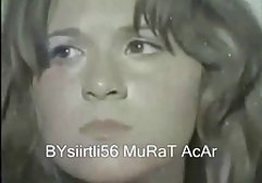 سبزه سکسی استمناء بر روی تخت و تماشای به عنوان شوهر عکس سکسکی خود را در ورزش بار مشاهده