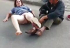 شوهر همسرش را بر روی چهار سوراخ گذاشت، یک کاندوم را روی یک عضو گذاشت، دوربین را روشن سکیس عکس کرد و به سختی به او حمله کرد