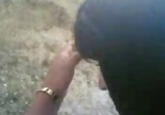 مربی یوگا بالغ انگشت های خود را به یک گربه کوچک کوچک قرار داده و آن را فیلم سوپر کلیپ دمار از روزگارمان درآورد