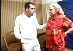 همسر به سختی فیلم شکسی ایرانی خنده ها را تماشا می کند، و شوهرش به نظر می رسد