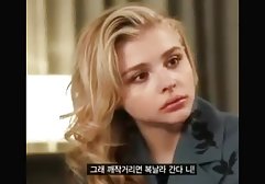 شخص ساده سگس ع و معصوم زیبا در شلوارک به آرامی با یک پسر خوب